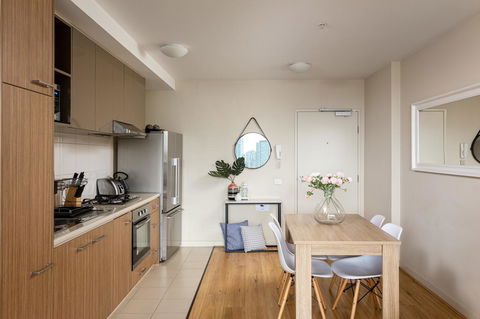 Water Views, Lovely 2BRs, Free Tram Zone, Close To Everything! - Accommodation VIC 10