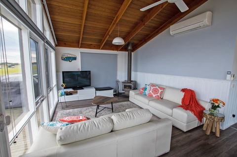 Stunning Waterfront Only 10 Minutes To Phillip Island - FREE EV UNIT 7kW For Electric Cars - Pet Friendly, Fireplace FREE WIFI Wine & Chocolates - Accommodation VIC 1