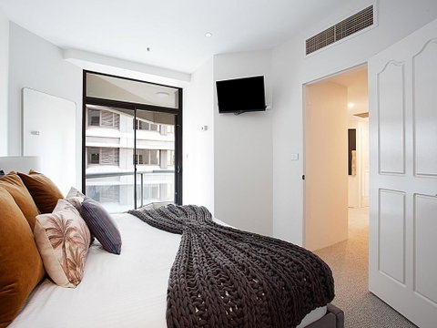 THE HYDEAWAY-LUXE HYDE PARK CITY APARTMENT-hosted By LAbode Accommodation - Accommodation VIC 3