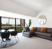 THE HYDEAWAY-LUXE HYDE PARK CITY APARTMENT-hosted by LAbode Accommodation - Accommodation VIC
