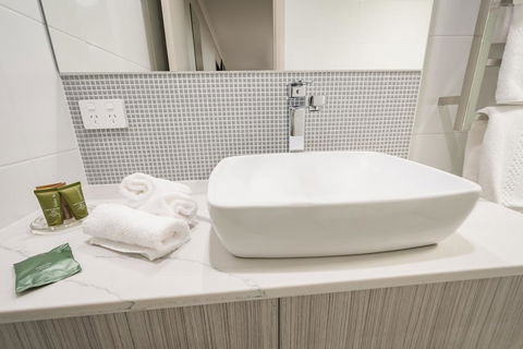 The Lighthouse Hotel - Accommodation VIC 1