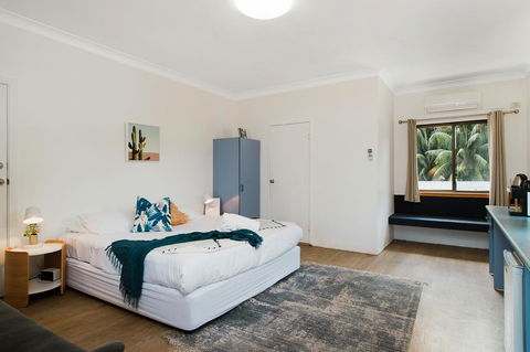 The Med Crescent Head - Accommodation VIC 1