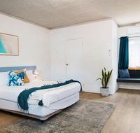 The Med Crescent Head - Accommodation VIC