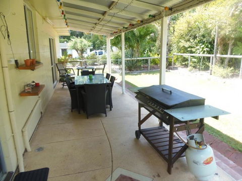 The Red Piranha - Rainbow Beach, Close To Everything, Air Con And Pet Friendly - Accommodation VIC 3