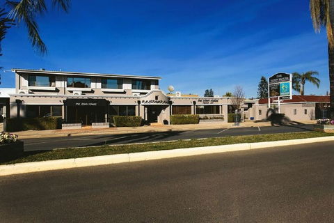 The Town House Motor Inn - Accommodation VIC 1