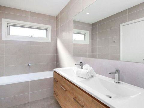 The Wharf House - Budgewoi - Accommodation VIC 3