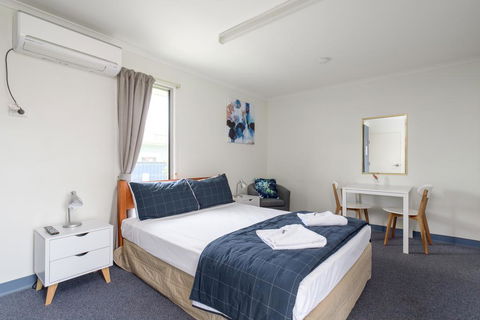 Tin Can Bay's Sleepy Lagoon Motel - Accommodation VIC 2