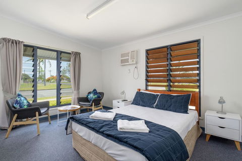 Tin Can Bay's Sleepy Lagoon Motel - Accommodation VIC 1