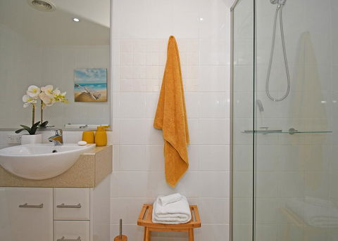 Tingeera Luxury Beachfront Apartments - Accommodation VIC 2