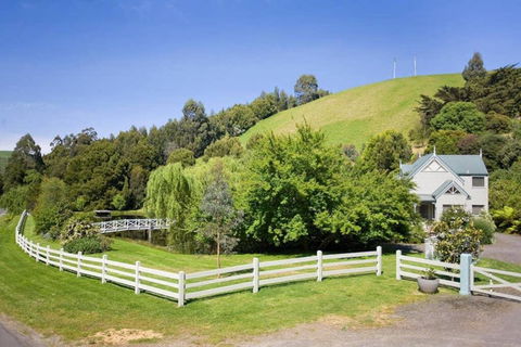 TWISTED WILLOW - Spa, Fireplace, Couples Retreat - Accommodation VIC 3