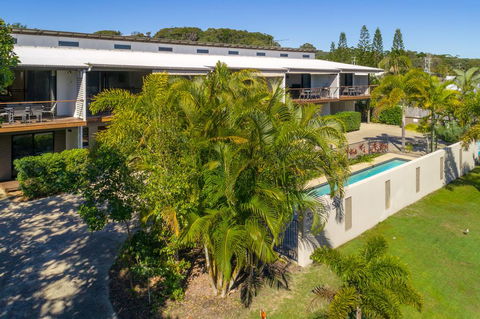 Unit 1 Rainbow Surf - Modern, Two Storey Townhouse With Large Shared Pool, Close To Beach And Shop - Accommodation VIC 3