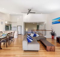 Unit 1 Rainbow Surf - Modern two storey townhouse with large shared pool close to beach and shop - Accommodation VIC