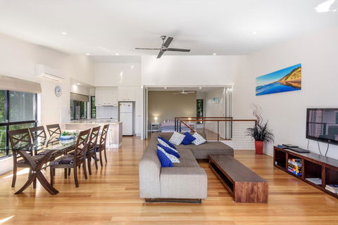 Unit 1 Rainbow Surf - Modern, Two Storey Townhouse With Large Shared Pool, Close To Beach And Shop - Accommodation VIC 0