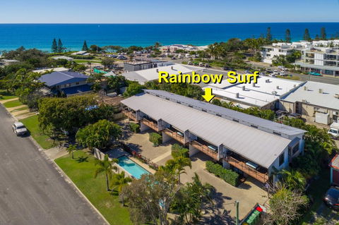 Unit 1 Rainbow Surf - Modern, Two Storey Townhouse With Large Shared Pool, Close To Beach And Shop - Accommodation VIC 2