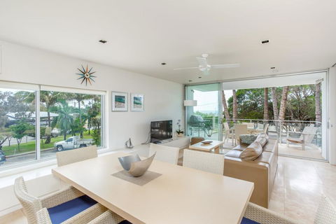 Unit 105 Plantation - Rainbow Beach, Plantation Resort, Second Floor, Aircon, Pool, Spa - Accommodation VIC 2