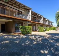 Unit 2 Rainbow Surf - Modern double storey townhouse with large shared pool close to beach and shops - Accommodation VIC
