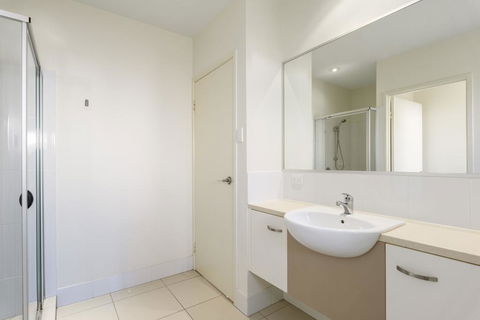 Unit 2 Rainbow Surf - Modern, Double Storey Townhouse With Large Shared Pool, Close To Beach And Shops - Accommodation VIC 3