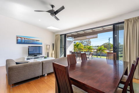 Unit 3 Rainbow Surf - Modern, Double Storey Townhouse With Large Shared Pool, Close To Beach And Shop - Accommodation VIC 0