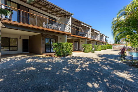 Unit 3 Rainbow Surf - Modern, Double Storey Townhouse With Large Shared Pool, Close To Beach And Shop - Accommodation VIC 3