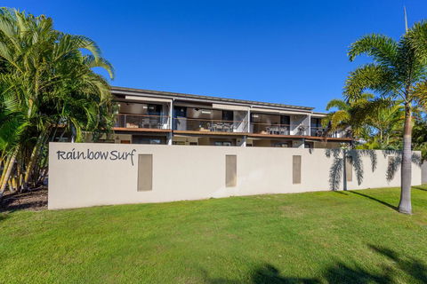 Unit 3 Rainbow Surf - Modern, Double Storey Townhouse With Large Shared Pool, Close To Beach And Shop - Accommodation VIC 2