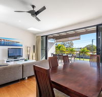 Unit 3 Rainbow Surf - Modern double storey townhouse with large shared pool close to beach and shop - Accommodation VIC