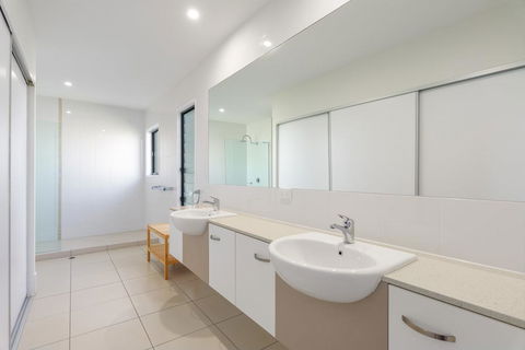 Unit 3 Rainbow Surf - Modern, Double Storey Townhouse With Large Shared Pool, Close To Beach And Shop - Accommodation VIC 1