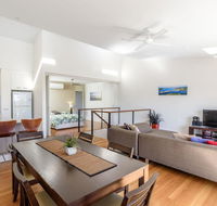 Unit 4 Rainbow Surf - Modern double storey townhouse with large shared pool close to beach and shop - Accommodation VIC