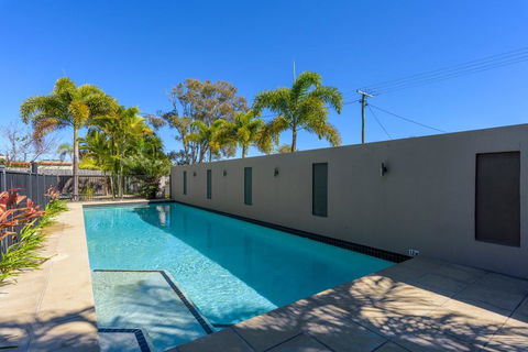 Unit 4 Rainbow Surf - Modern, Double Storey Townhouse With Large Shared Pool, Close To Beach And Shop - Accommodation VIC 2