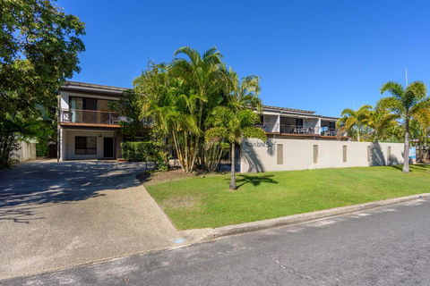 Unit 4 Rainbow Surf - Modern, Double Storey Townhouse With Large Shared Pool, Close To Beach And Shop - Accommodation VIC 1