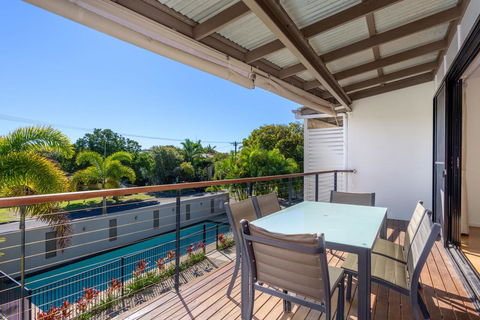 Unit 4 Rainbow Surf - Modern, Double Storey Townhouse With Large Shared Pool, Close To Beach And Shop - Accommodation VIC 3