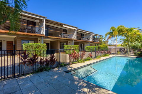 Unit 5 Rainbow Surf - Modern, Double Storey Townhouse With Large Shared Pool, Close To Beach And Shop - Accommodation VIC 2