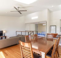 Unit 5 Rainbow Surf - Modern double storey townhouse with large shared pool close to beach and shop - Accommodation VIC
