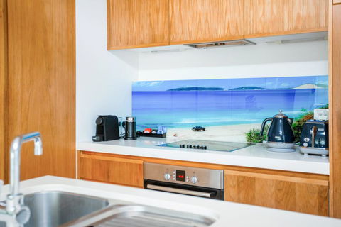 Unit 6 Plantation - Rainbow Beach, Plantation Resort, Ground Floor, Aircon, Pool, Spa - Accommodation VIC 2