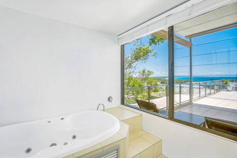Unit 6 Rainbow Sea - Rainbow Beach, Amazing Ocean Views, Aircon, Wi-Fi, Pool, Walk To Beach - Accommodation VIC 2