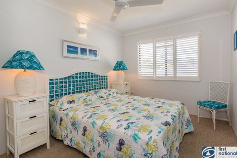 VIEWS VIEWS VIEWS! Front Top Floor Waterfront Unit - Chnook Apartments South Esp, Bongaree - Accommodation VIC 2