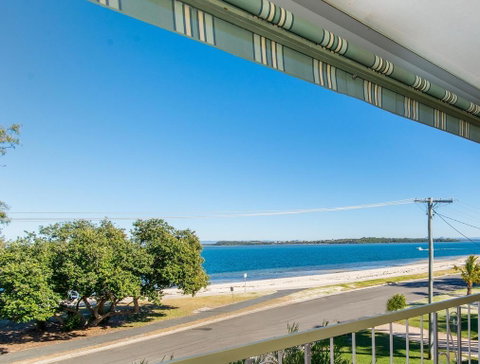VIEWS VIEWS VIEWS! Front Top Floor Waterfront Unit - Chnook Apartments South Esp, Bongaree - Accommodation VIC 0