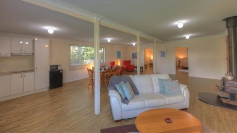 Village Stays Coldstream Gallery Bungalow - Accommodation VIC 3