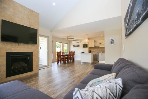 Amber Mist Villa Two - Accommodation VIC 20