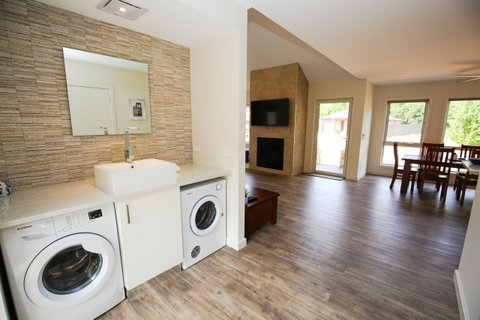 Amber Mist Villa Two - Accommodation VIC 12