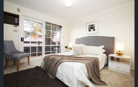 The Gallery Hours - Accommodation VIC 0