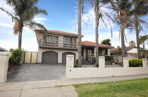 The Gallery Hours - Accommodation VIC 7
