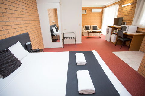 Blue Whale Motor Inn & Apartments - Accommodation VIC 3