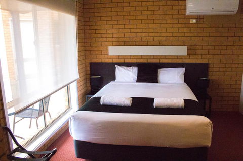 Blue Whale Motor Inn & Apartments - Accommodation VIC 4