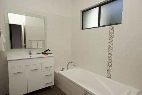 Woodville Beach Townhouse 6 - Accommodation VIC 9