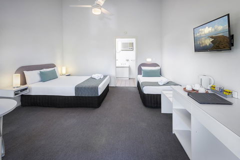 The Beach Motel Hervey Bay - Accommodation VIC 12