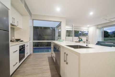 Pool Resort Port Douglas - Accommodation VIC 40