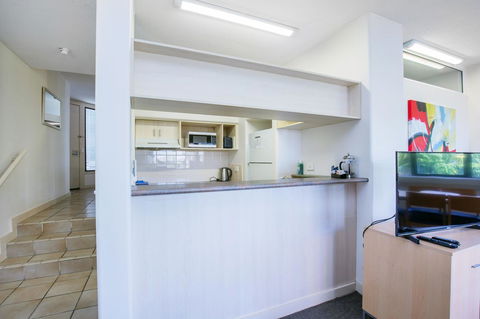 Tiki Hotel Apartments Surfers Paradise - Accommodation VIC 9