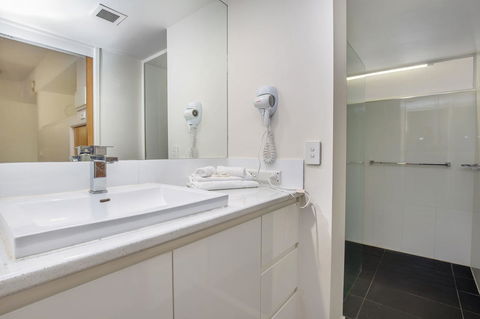 Tiki Hotel Apartments Surfers Paradise - Accommodation VIC 5