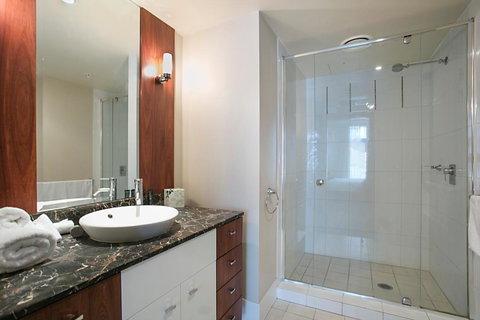 Towers Of Chevron - Private Apartment - Accommodation VIC 4