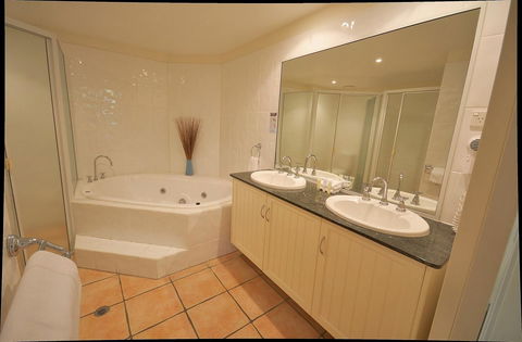 Cayman Villas Port Douglas - Accommodation VIC 12